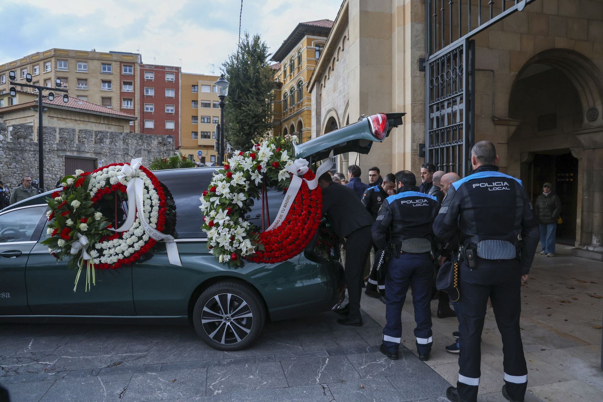 Multitudinario adiós en Gijón al Policía Local Gilberto González