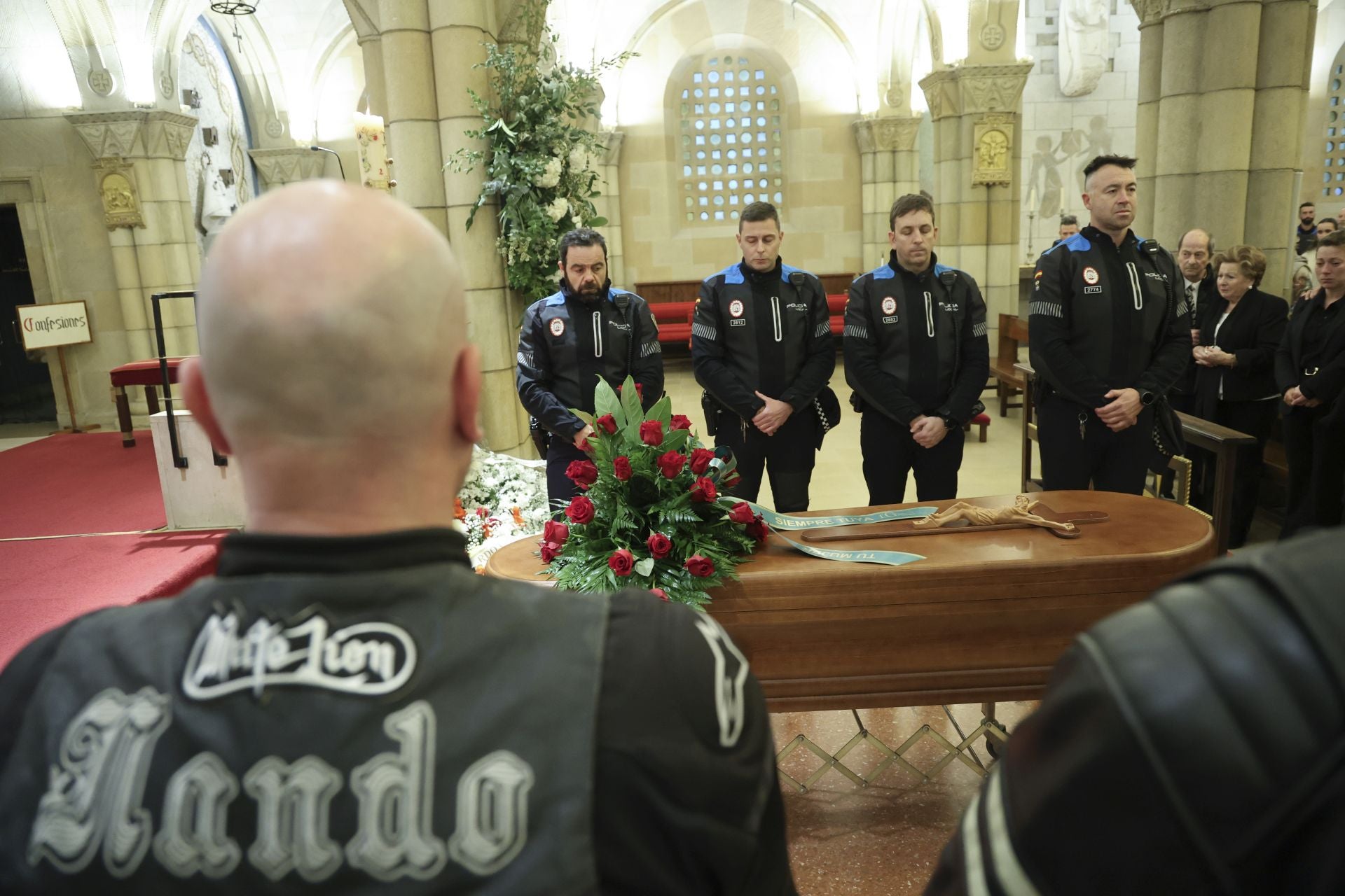 Multitudinario adiós en Gijón al Policía Local Gilberto González