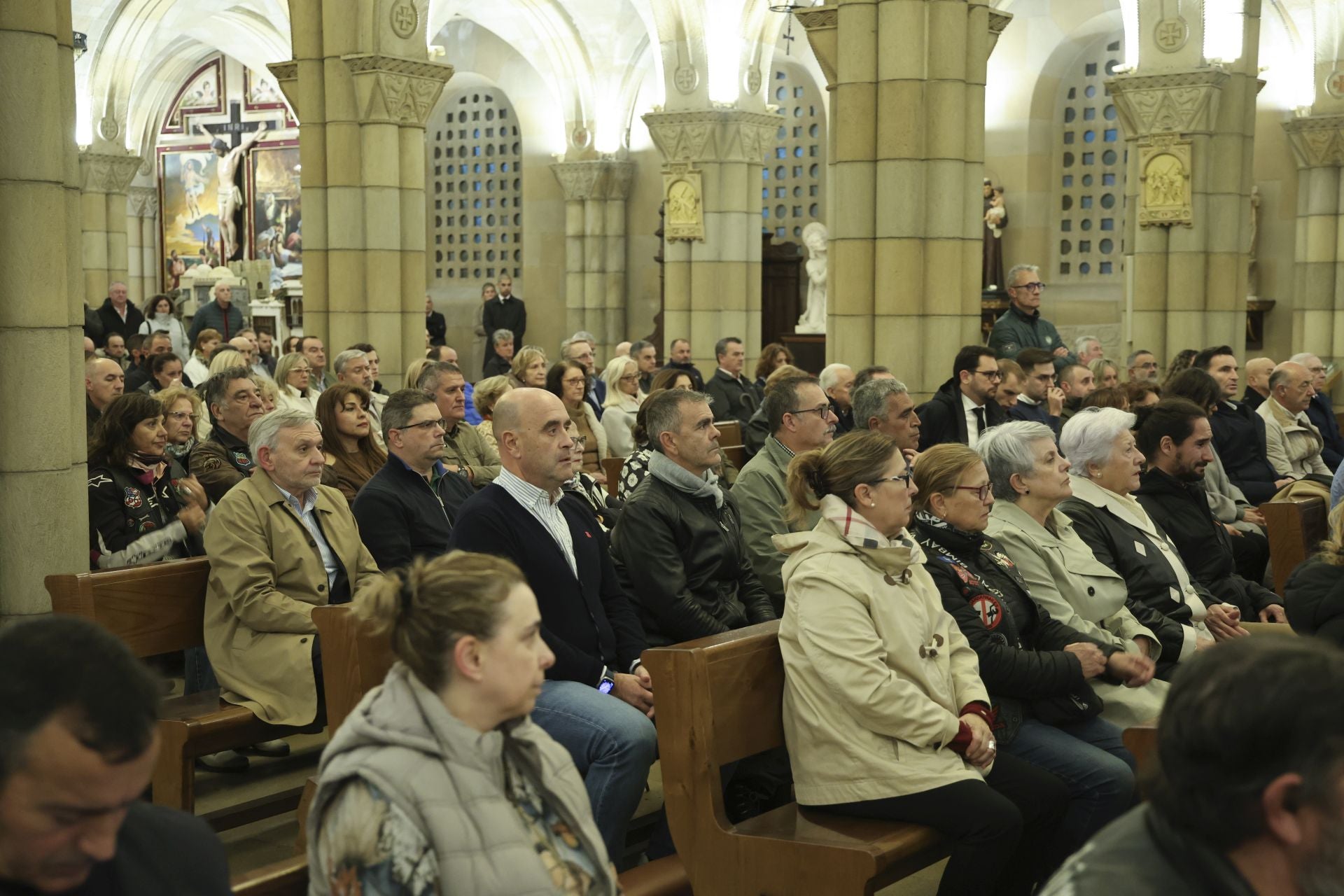 Multitudinario adiós en Gijón al Policía Local Gilberto González