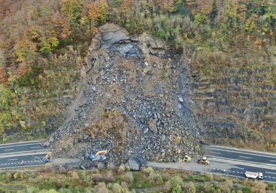 Imagen tomada desde un dron en el que se puede ver el alcance del desprendimiento de rocas que bloquea la autopista del Huerna (AP-66), con máquinas trabajando para abrir un paso.