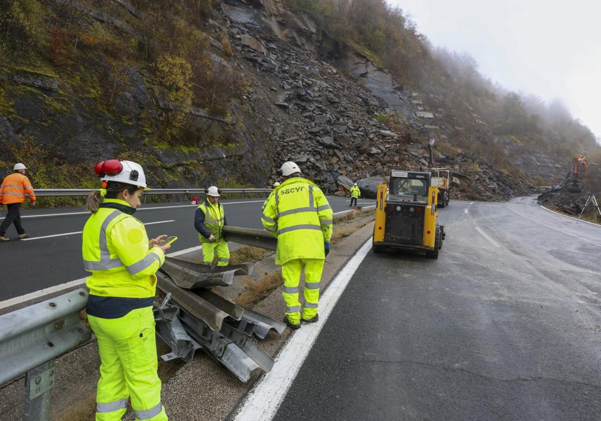 Operarios trabajando en la autopista del Huerna (AP-66), cortada por un argayo.