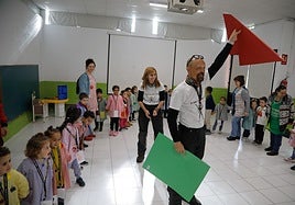 Los motoristas Elsi Rider y Carlos Muñiz durante uno de los juegos de seguridad vial en la escuela infantil José Zorrilla