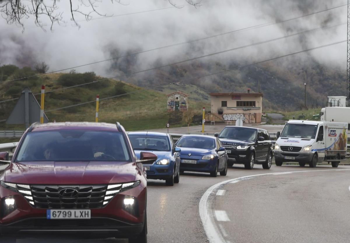 Caravana de coches en la subida al puerto de Pajares, ruta alternativa a la autopista del Huerna (AP-66), cortada por un argayo.