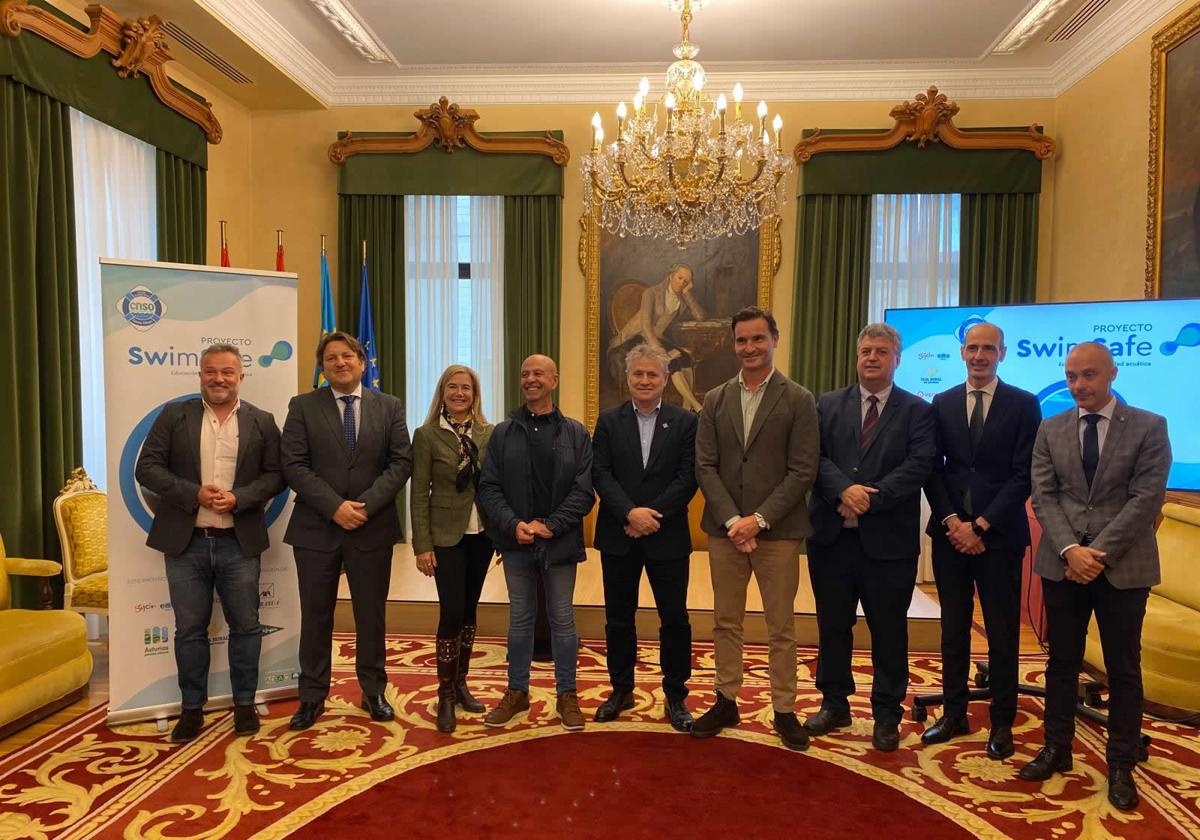 Jacobo López, concejal del PSOE; Reinerio Sarasua, de Sarasúa y Asociados; Rocío Menéndez, prensa del Santa Olaya; Gonzalo Méndez, vicepresidente del Santa Olaya; Enrique Plaza; Jorge González-Palacios; Vidal Gago, gerente de la Empresa Municipal de Aguas (EMA); Marcelino Fernández, director de zona de Caja Rural de Asturias; y Jorge Mendoza, jefe de operaciones del Corte Inglés