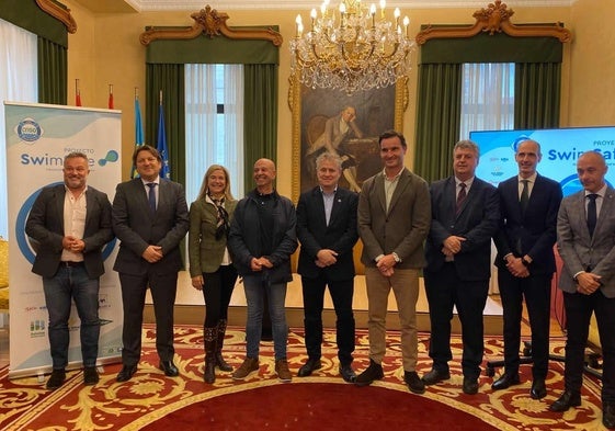 Jacobo López, concejal del PSOE; Reinerio Sarasua, de Sarasúa y Asociados; Rocío Menéndez, prensa del Santa Olaya; Gonzalo Méndez, vicepresidente del Santa Olaya; Enrique Plaza; Jorge González-Palacios; Vidal Gago, gerente de la Empresa Municipal de Aguas (EMA); Marcelino Fernández, director de zona de Caja Rural de Asturias; y Jorge Mendoza, jefe de operaciones del Corte Inglés