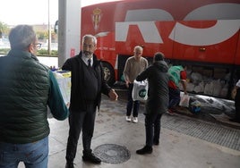 Personal del Sporting de Gijón, con Carlos Barcia de espaldas y Pepe Acebal al fondo, ayudando a trasladar ayer los productos al autocar con el que vijarán a Valencia para apoyar a los damnificados por la DANA.