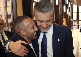 Santi Cazorla y el presidente, Martín Peláez.