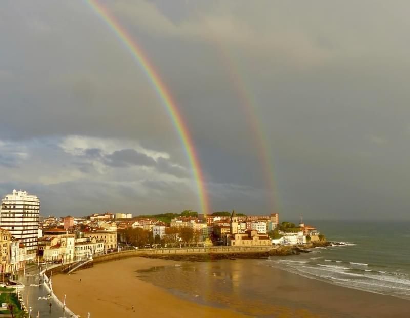 Las espectaculares imágenes del arcoíris con el que amaneció Gijón