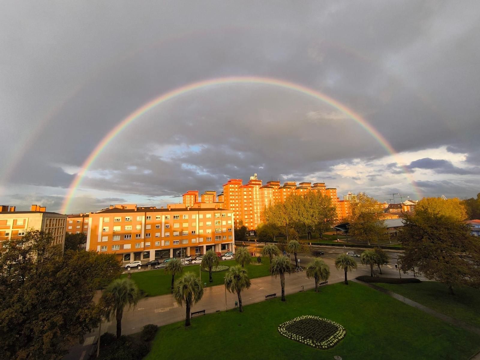 Las espectaculares imágenes del arcoíris con el que amaneció Gijón