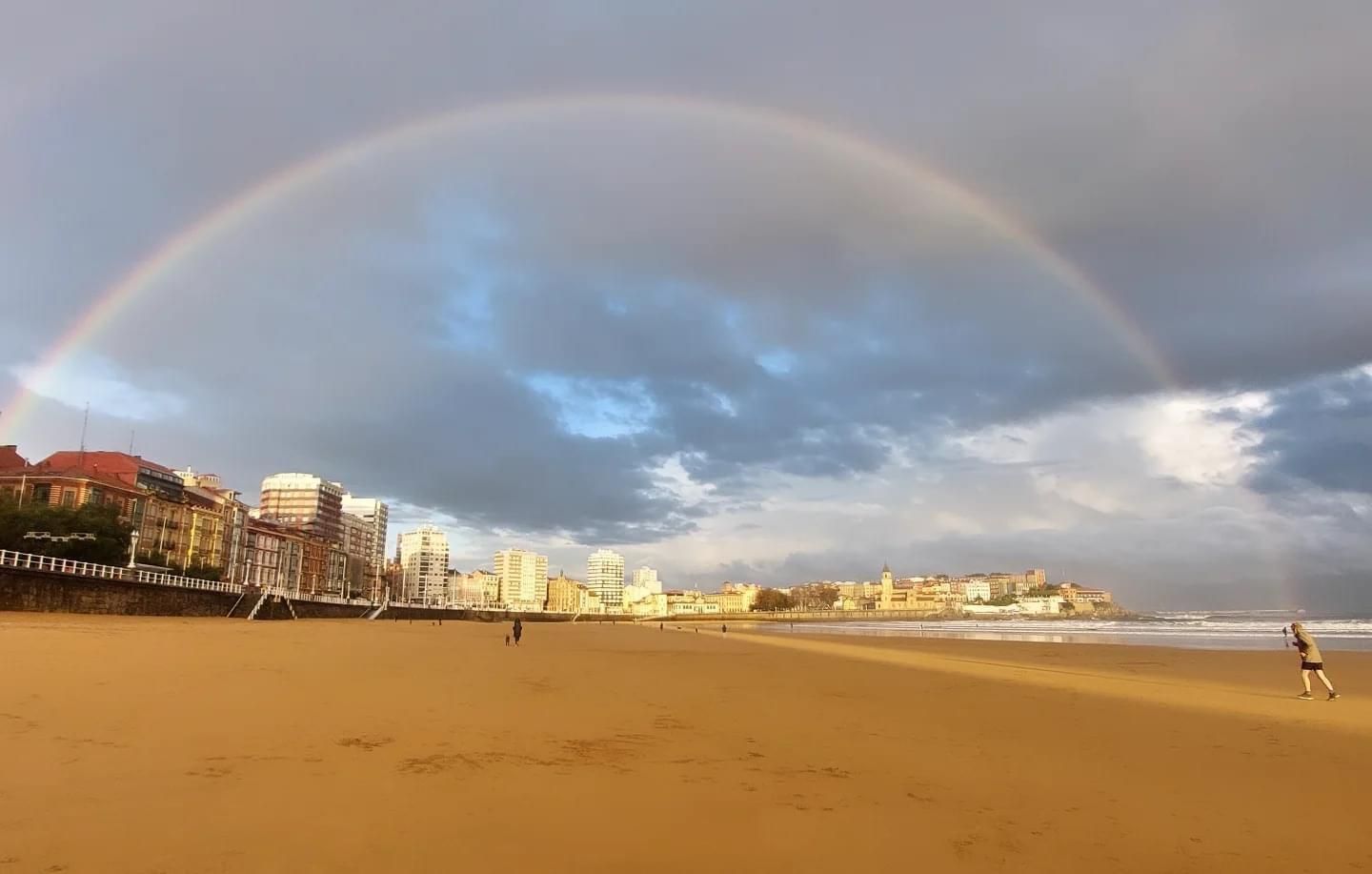 Las espectaculares imágenes del arcoíris con el que amaneció Gijón