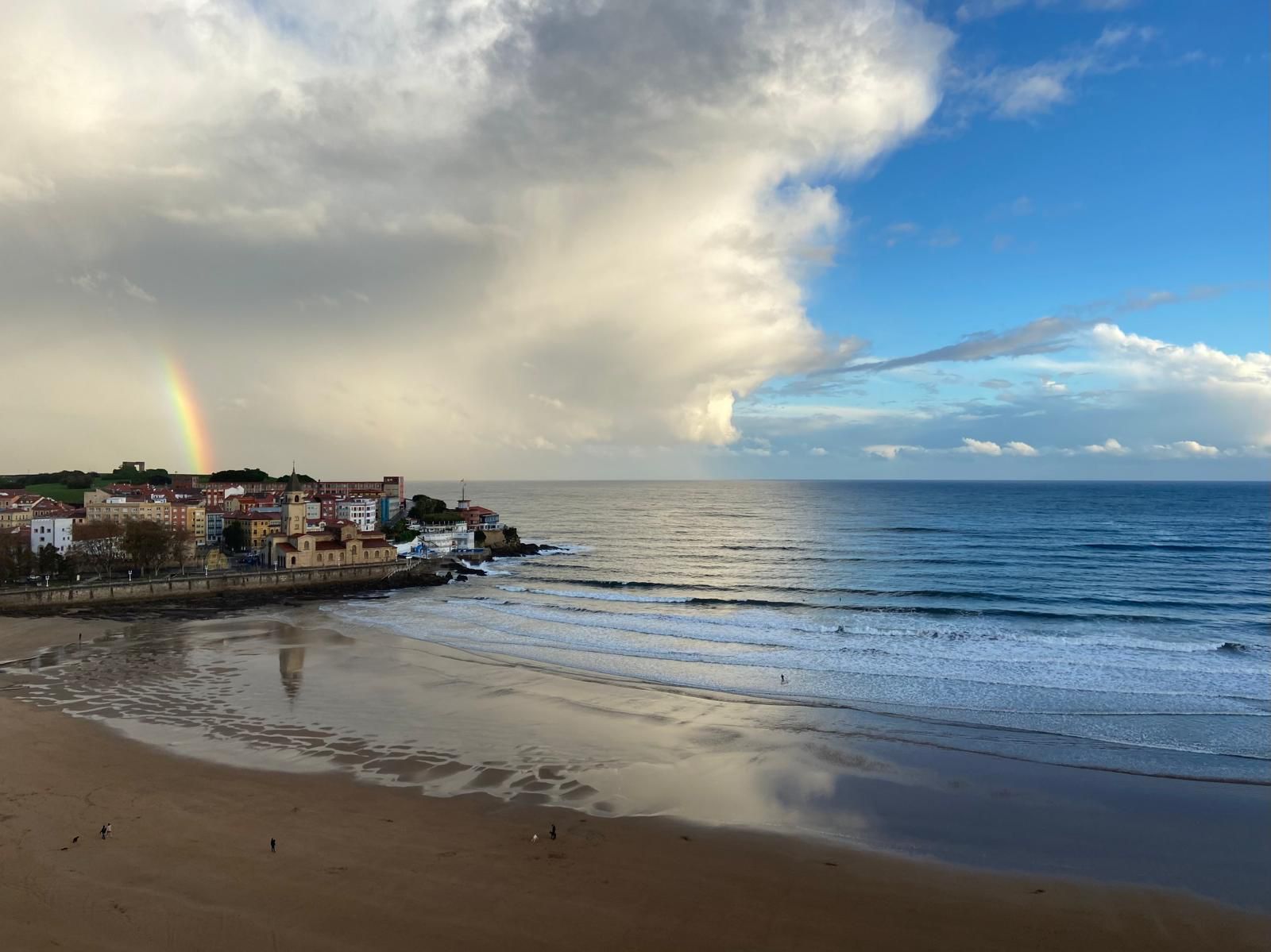 Las espectaculares imágenes del arcoíris con el que amaneció Gijón