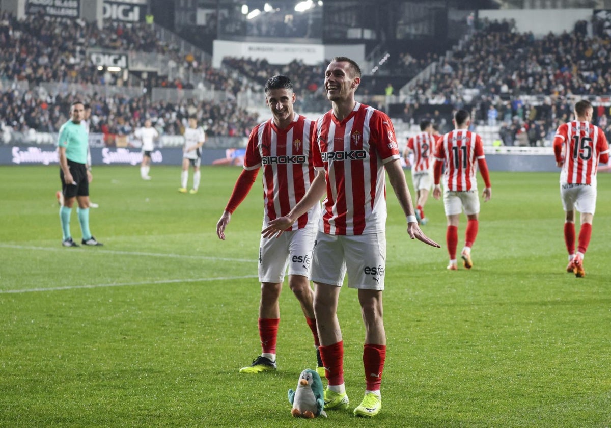 Dubasin celebra el 0-2 en Burgos seguido de Olaetxea.