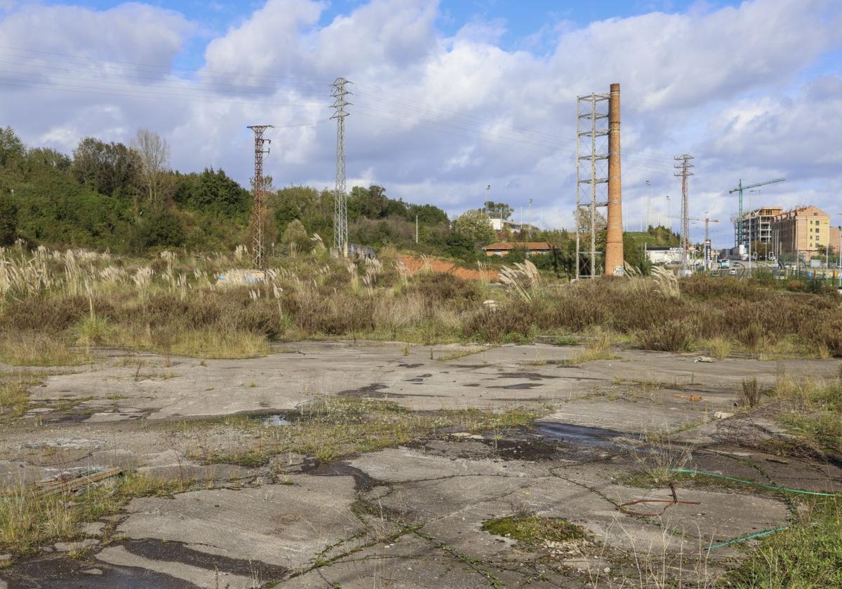 Aspecto de los terrenos diez años después del derribo de la fábrica de Cerámica Gijonesa, del que se salvó su chimenea.