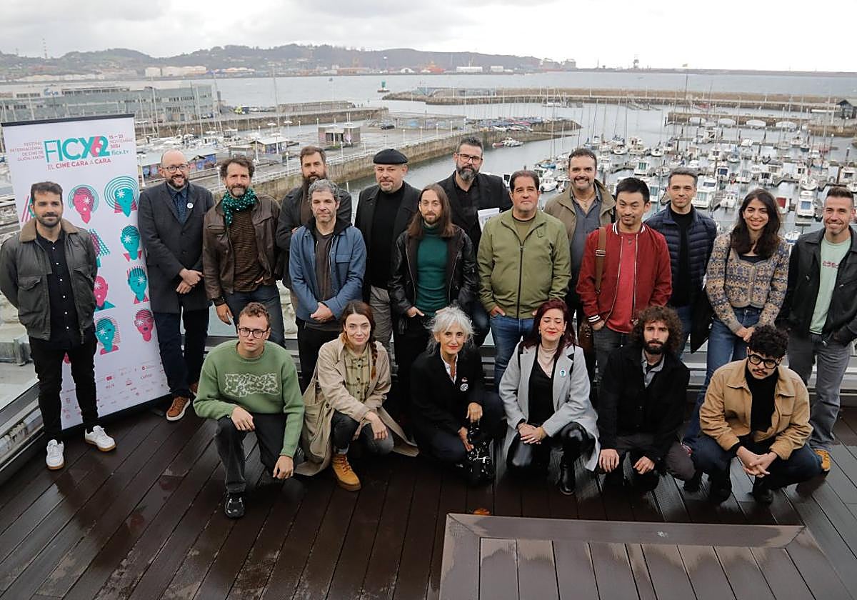 El director del Festival Internacional de Cine de Gijón (FICX), Alejandro Díaz Castaño, y el jefe de programación, Tito Rodríguez, rodeados de una veintena de cineastas asturianos.