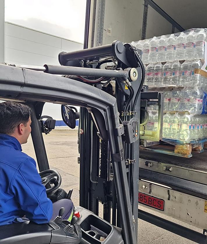 Imagen secundaria 2 - 1.- La empresa Grupo Pico; 2.- el material que recogen para llevar a las zonas afectadas; 3.- las labores de uno de sus operarios montando el material en el camión.