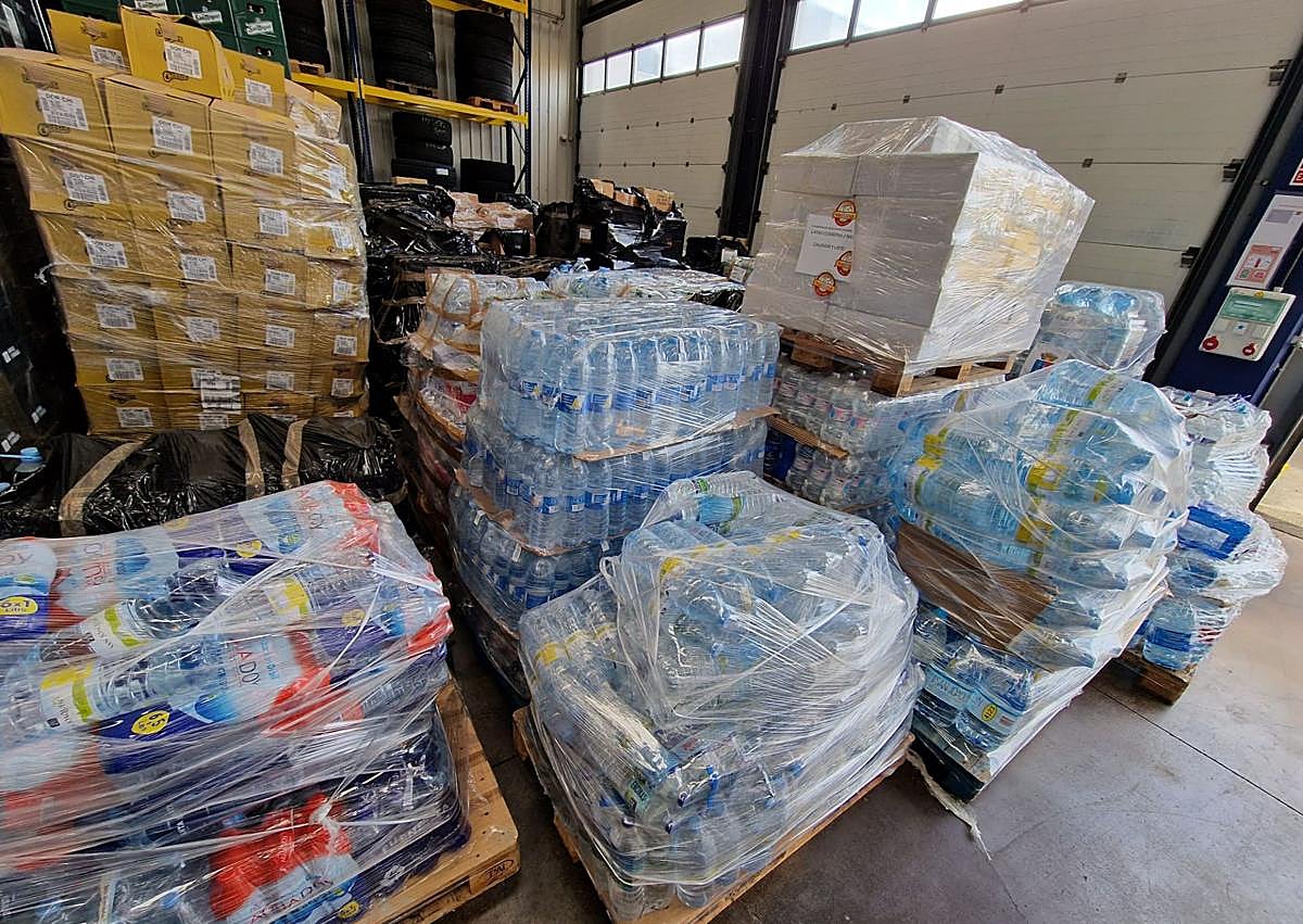 Imagen secundaria 1 - 1.- La empresa Grupo Pico; 2.- el material que recogen para llevar a las zonas afectadas; 3.- las labores de uno de sus operarios montando el material en el camión.