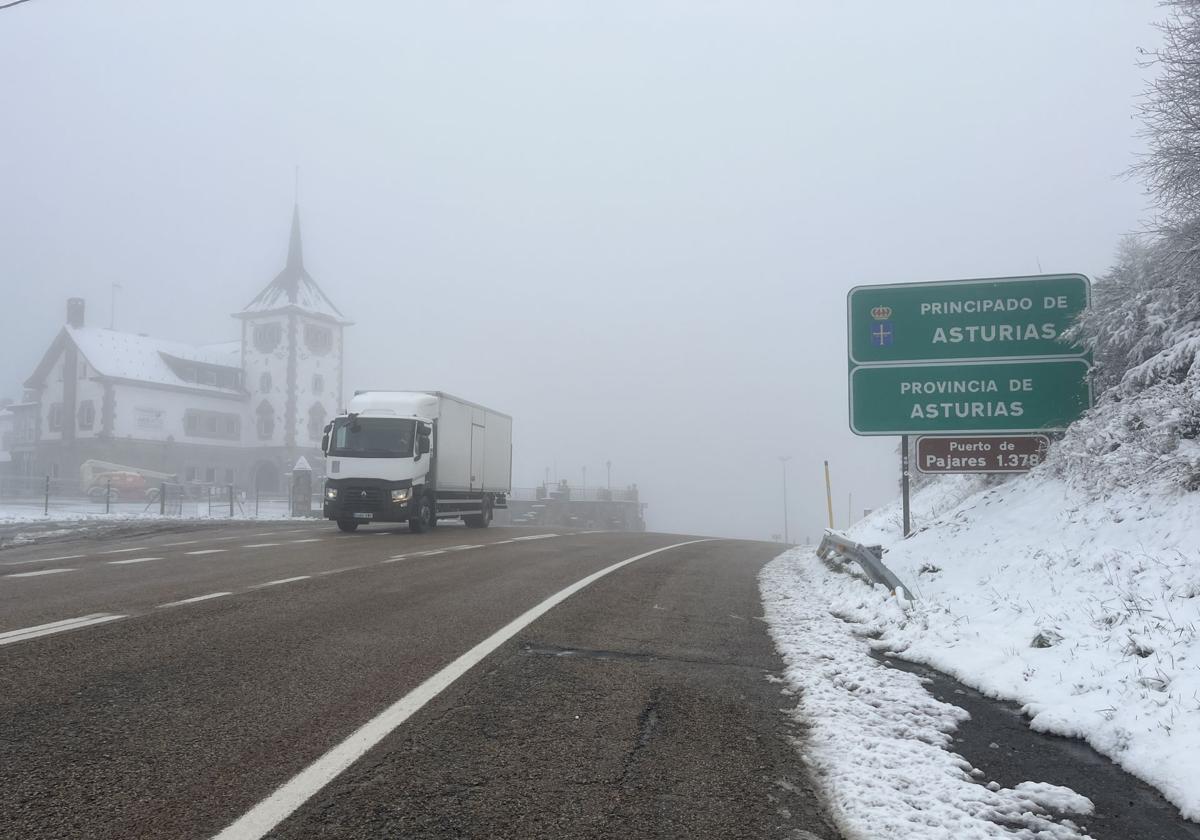 La nieve cubre el puerto de Pajares