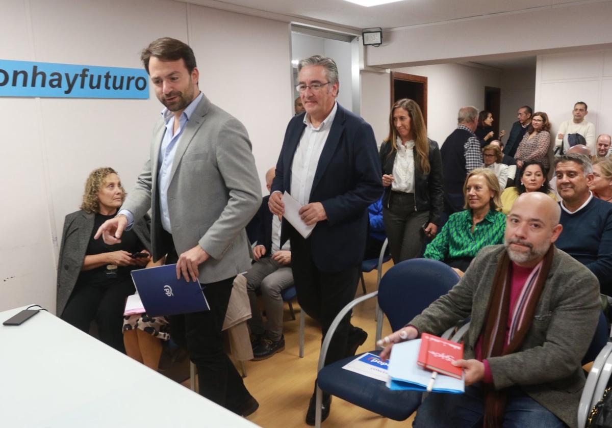 De pie, Álvaro Queipo, Pablo González y Ángela Pumariega, al inicio de la junta local del PP de Gijón celebrada el pasado viernes.