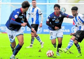 Nico Fernández, en una acción del partido del pasado domingo entre el Real Avilés y el Deportivo Fabril en el Suárez Puerta.