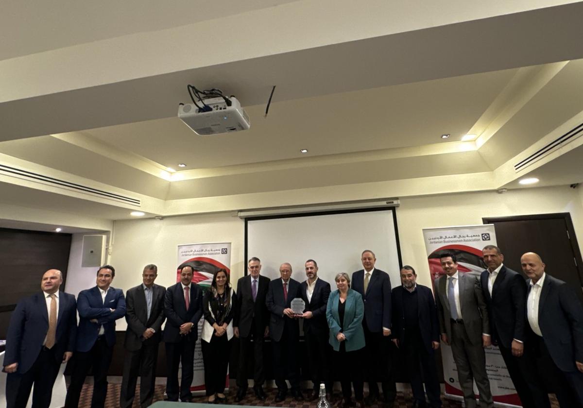 Foto de familia de la delegación de Siero tras una reunión con empresarios en Jordania.