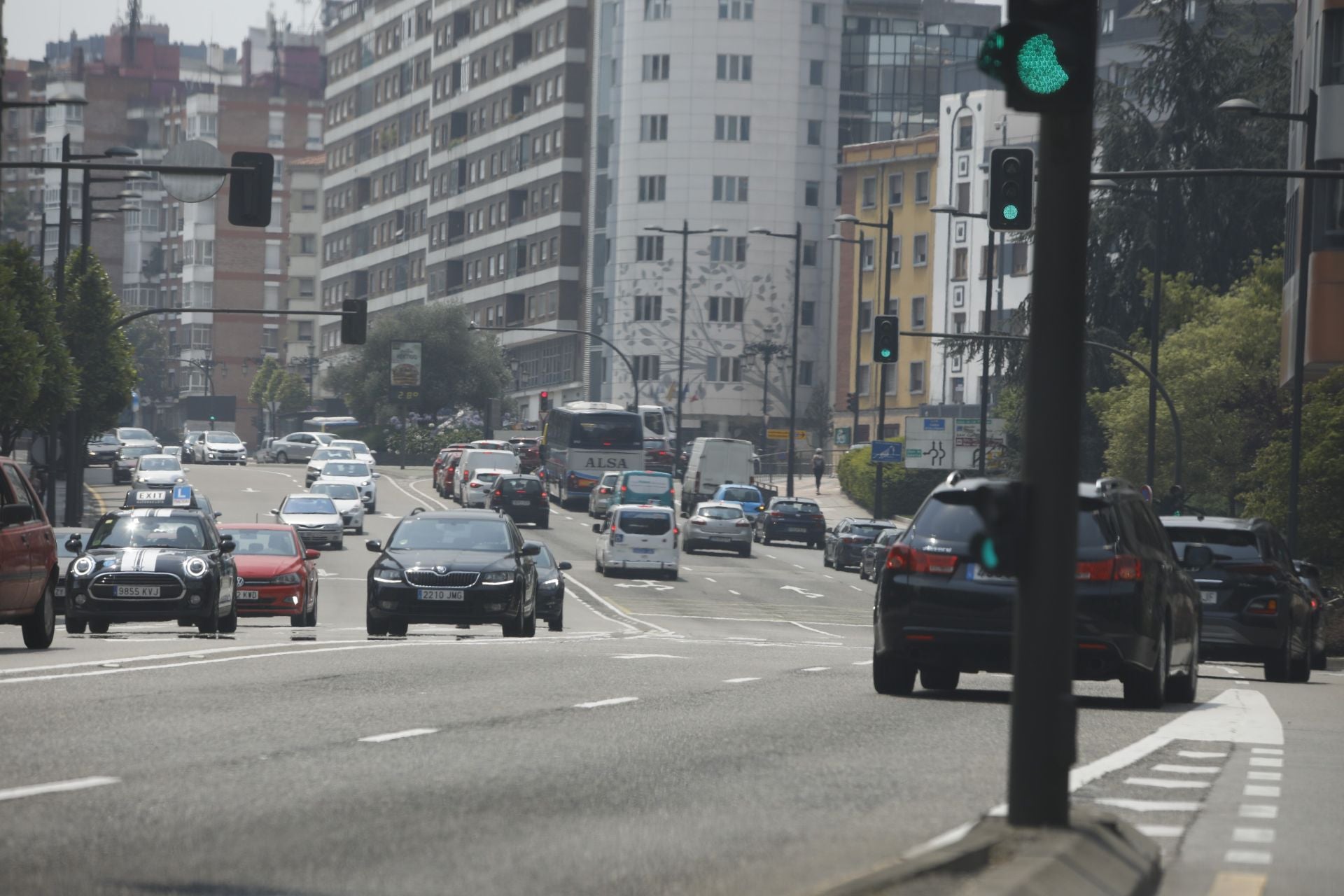 Tráfico intenso en el centro de Oviedo.