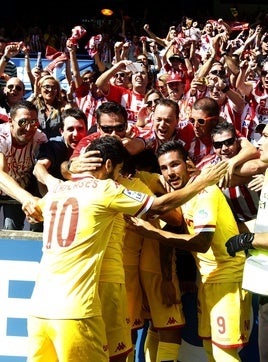 La afición celebra uno de los goles en la última victoria del Sporting en Riazor, en la campaña 2015-16, con ambos en Primera.