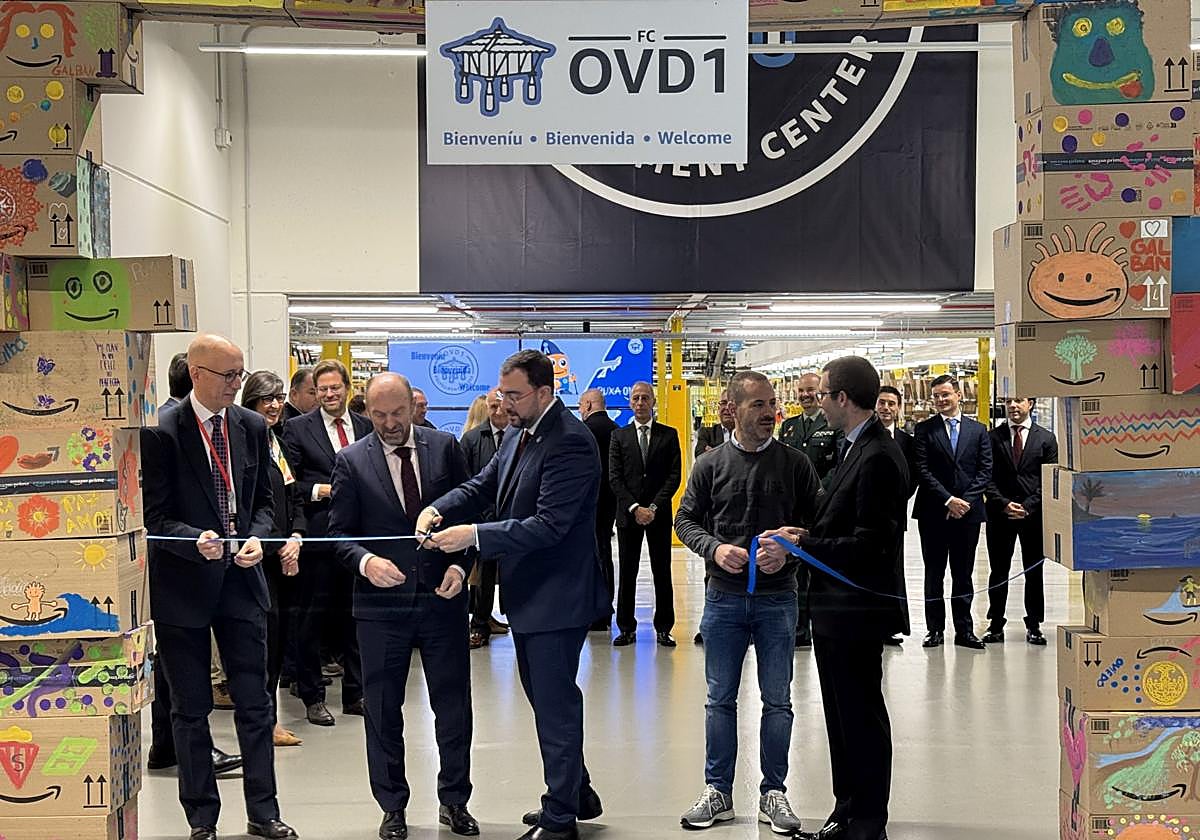 Empresarios y autoridades cortan la cinta que simboliza la inauguración oficial del centro logístico de Amazon en Siero.