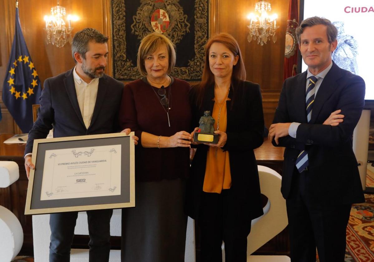 El edil de Avilés Manuel Campa, la alcaldesa Mariví Monteserín, la directora de La Curtidora, Ana Lamela y Pablo Palacios, director regional de la Cadena Ser, durante el acto de entrega del galardón.