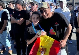 Carmen López, con su medalla, y Daniel Souto, en California.