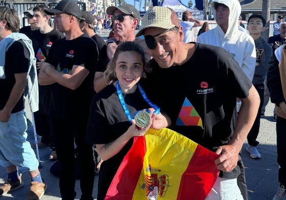 Carmen López, con su medalla, y Daniel Souto, en California.