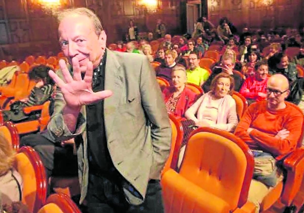 El director Ado Arrieta, en el teatro Filarmónica de Oviedo, donde participó en Radar. Recibe el Premio de Honor del Festival Internacional de Cince de Gijón.