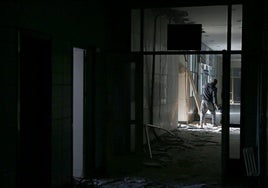 Un hombre, en el interior del antiguo Hospital Central de Asturias.