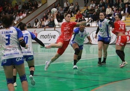 Juen Loidi en un lanzamiento, durante le partido de ayer en La Arena, entre el Motivemarket y el Aula Valladolid.