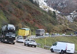 Tráfico denso en el puerto de Pajares, ayer al mediodía, con abundante presencia de camiones.