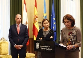 Luis Moreno, la alcaldesa Carmen Moriyón y la concejala de Seguridad Ciudadana, Nuria Bravo.