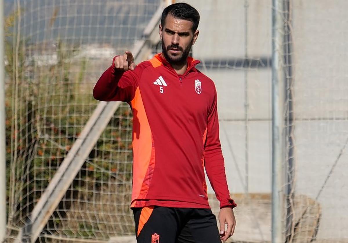 Pablo Insua, durante un entrenamiento de esta semana con el Granada C. F.