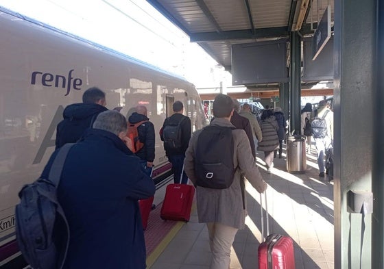 Los viajeros del AVE Gijón-Madrid abandonan el tren averiado en la estación de León.