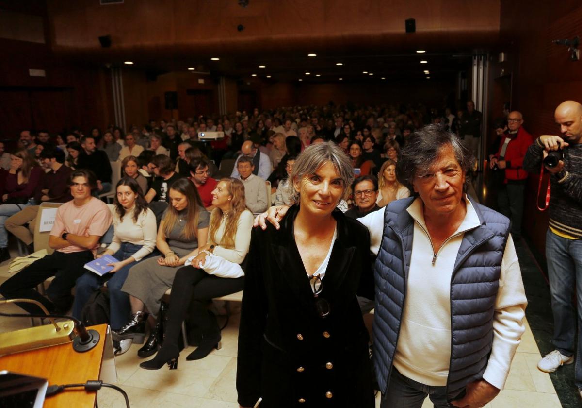 La coordinadora del Aula de Cultura de LA VOZ, Mercedes de Soignie, y Carlos López-Otín al inicio de la conferencia.