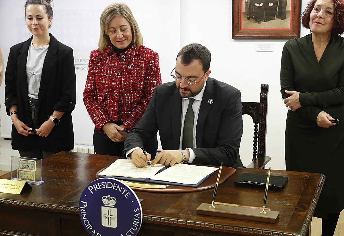 Firma de la ley de 'Les Escuelines'