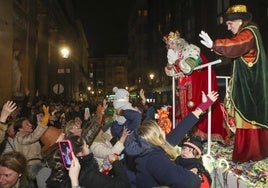 El Rey Melchor, pasando con su carroza por la calle Jovellanos, durante la Cabalgata del pasado 5 de enero.