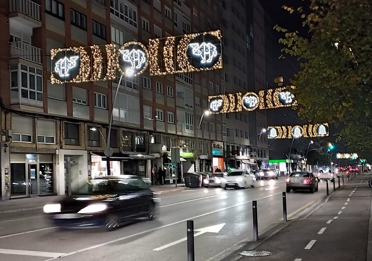 Prueba de luces navideñas en la avenida Castilla, en el barrio de La Arena.