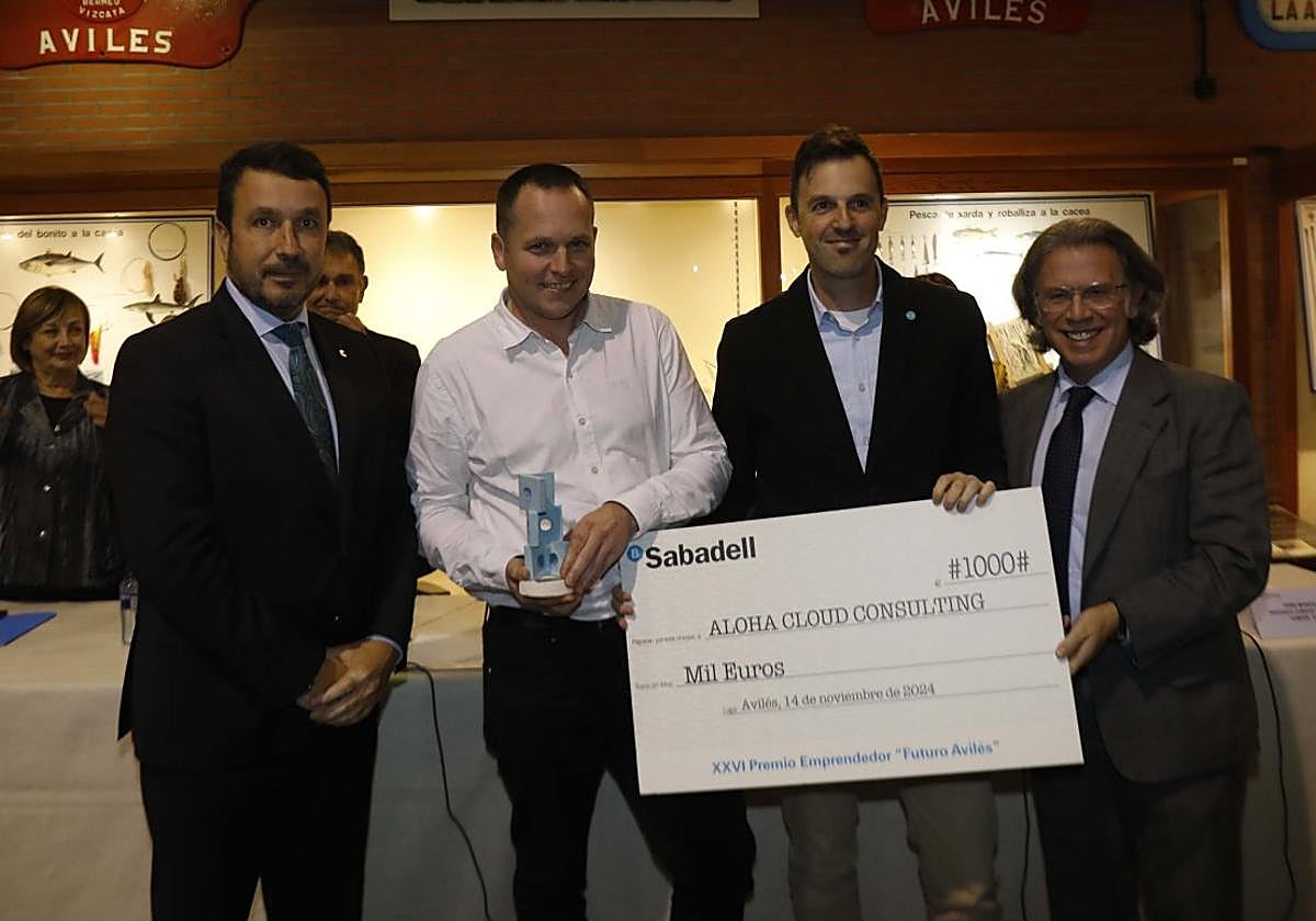 Los fundadores de la empresa Aloha, Pablo Martínez y Lilian Nevel, en el centro, reciben el premio de la Cámara de Comercio de Avilés.