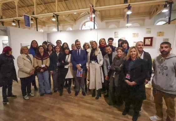 El concejal de Cultura de Oviedo, David Álvarez, en el centro, posa con los participantes de esta edición de ArteOviedo.