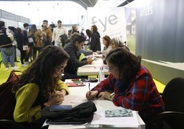 Empresas, centros formativos e instituciones compartieron espacio en la Feria del Talento de Avilés.