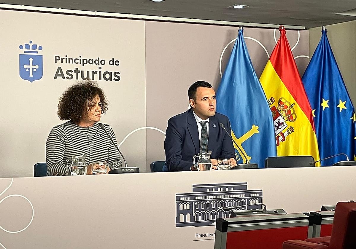 La consejera de Derechos Sociales y Bienestar, Marta del Arco, y el consejero de Hacienda y Fondos Europeos y portavoz del Ejecutivo, Guillermo Peláez.