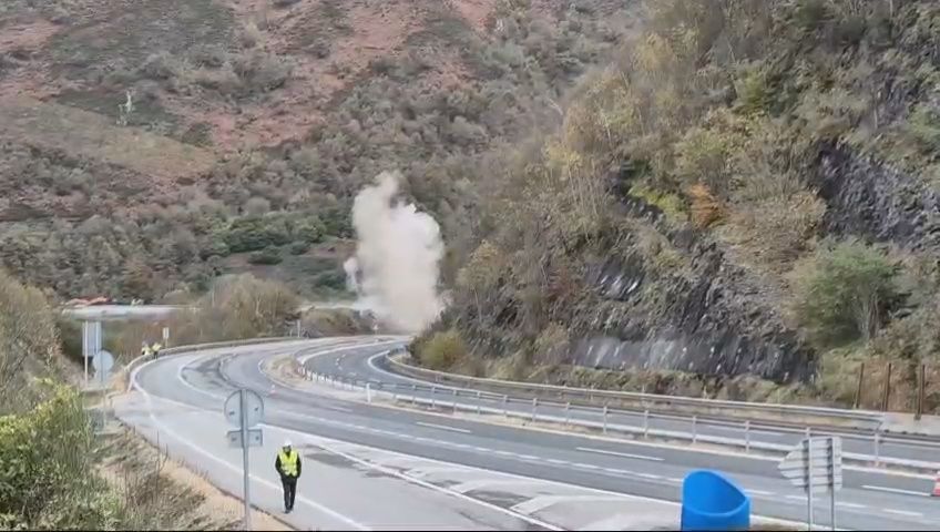 La gran nube de polvo que causó la primera voladura para tratar de retirar las rocas que taponan la AP-66. 
