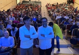 Carlos López Otín con el jefe de Edición de EL COMERCIO, Miguel Rojo, en el Auditorio Teodoro Cuesta de Mieres.