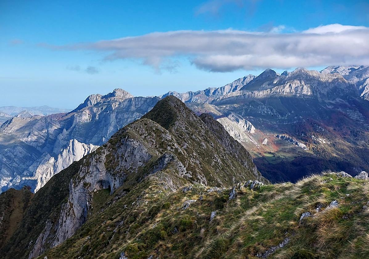 La cima del pico Pozalón está unida a la cima del pico Niajo por una estrecha cresta (que se puede andar para pisar dos cimas), en medio de un bello mar de tupidos bosques y ondulantes montes