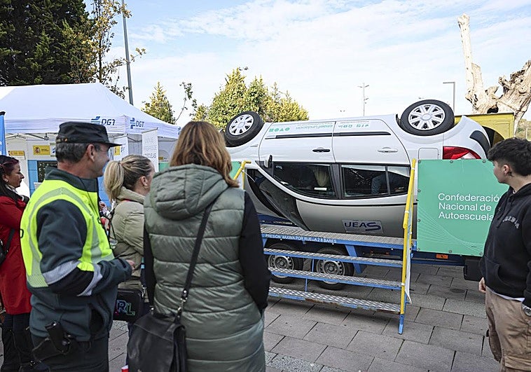 El simulador de accidente por vuelco, con varios usuarios dentro, en Parque Principado.