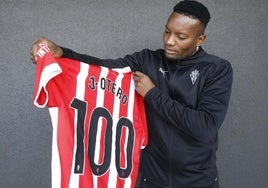 Juan Otero, esta semana, posando para EL COMERCIO con la camiseta conmemorativa que le regaló el Sporting de Gijón por su partido cien.